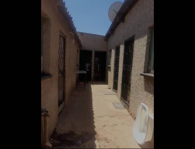 8 BEDROOM HOUSE FOR SALE IN TEMBISA CENTRAL